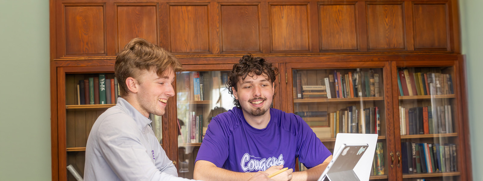 Chatham management students working together on Shadyside Campus