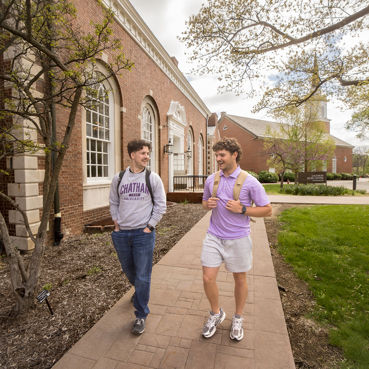 Two Chatham students walking on Shadyside Campus in Pittsburgh